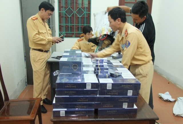 Clip: CSGT Hà Tĩnh bắt 620 gói thuốc lá lậu trên xe ô tô khách
