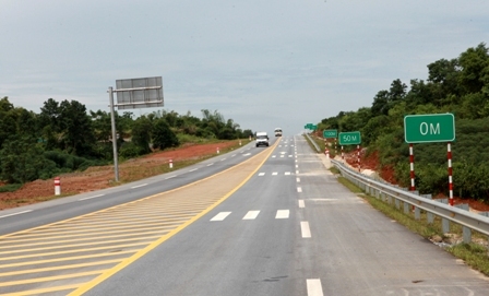 Chặn xe trên cao tốc: Thủ tục chưa xong dân đã đòi tiền đền bù?