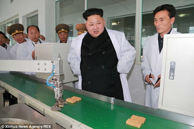 Nhà lãnh đạo Kim Jong-un thăm nhà máy sản xuất thực phẩm quân đội