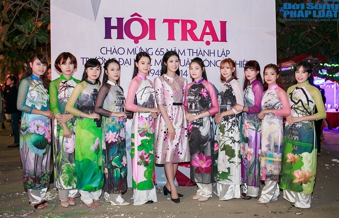 Ngọc Hân mang 