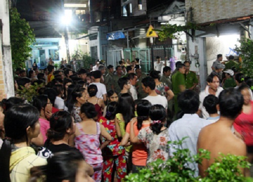 Clip: Đang ngồi trong nhà, 1 phụ nữ bị đâm chết