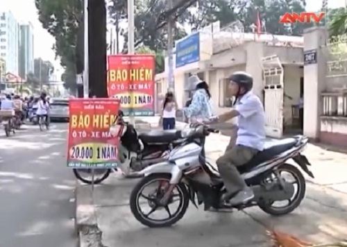 Clip: Người dân mua bảo hiểm xe máy chỉ để đối phó