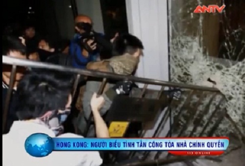 Clip: Người biểu tình Hồng Kông tấn công tòa nhà chính quyền