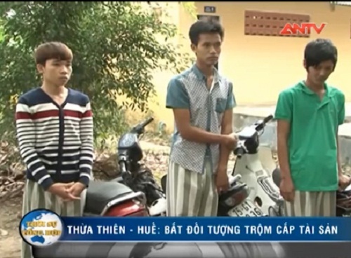 Clip: Nhóm thanh niên bị bắt vì trộm xe máy trong chùa
