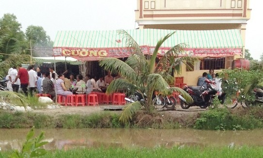 Vừa chôn con thì đến đám tang cha