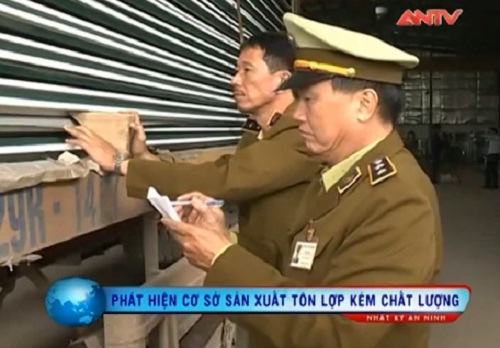 Clip: Phát hiện cơ sở sản xuất tôn lợp kém chất lượng 