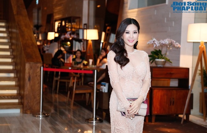 Hoa hậu Thu Hoài diện váy pha lê nghìn đô dự show Hồ Ngọc Hà