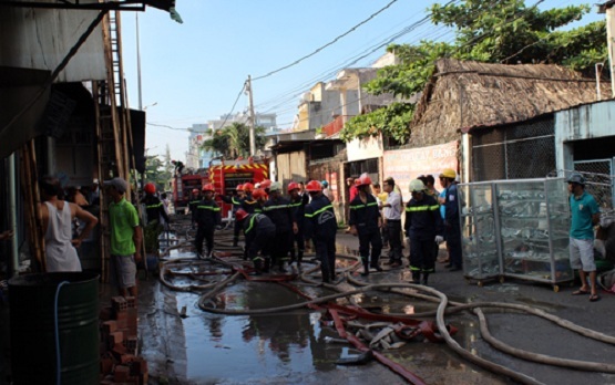 Video: Xưởng in hàng trăm mét vuông cháy dữ dội