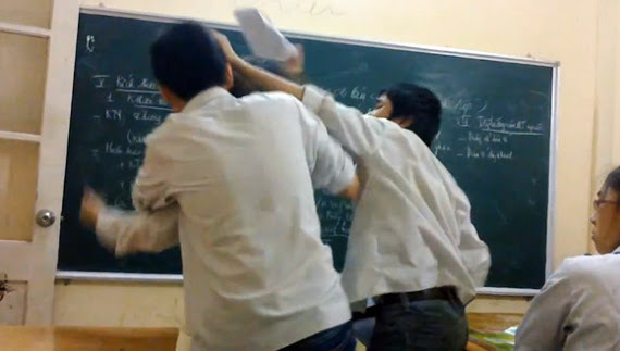 Mâu thuẫn, học sinh lớp 11 mang dao đến trường “giải quyết” bạn