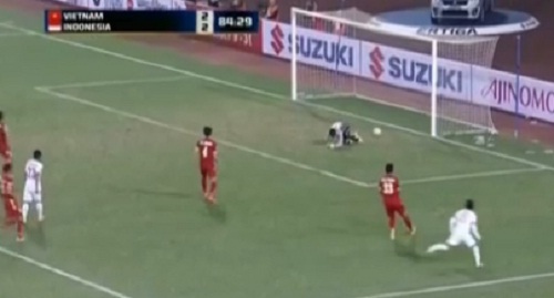 Video: Pha để bóng lọt háng vô duyên của thủ môn tuyển Việt Nam