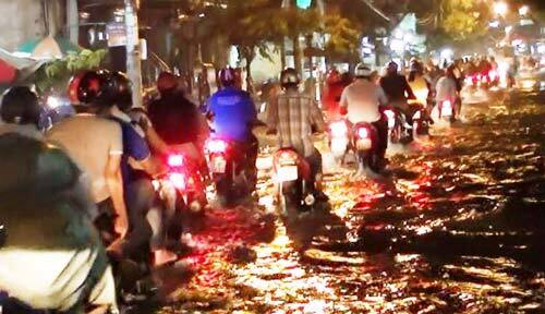 Video: TP.HCM lại ngập sâu sau cơn mưa cuối mùa