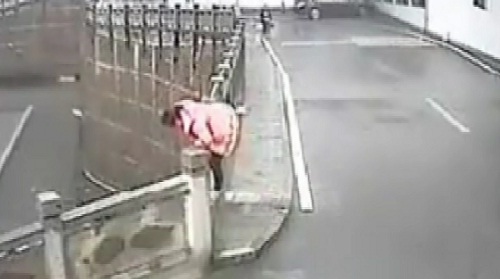 Video: Giải cứu  thành công 1 phụ nữ nhảy cầu tự tử