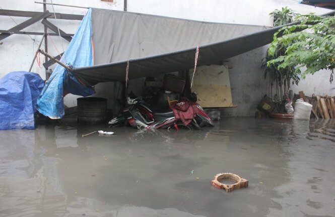 Dân Sài Gòn bì bõm trong nước sau cơn mưa cuối mùa