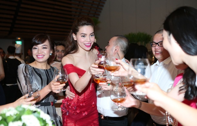 Hồ Ngọc Hà quậy hết mình mừng liveshow thành công