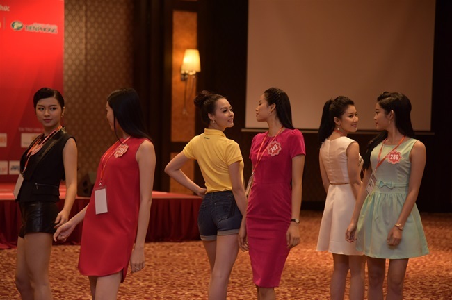 Hoa hậu Việt Nam 2014: Các người đẹp coi nhau là