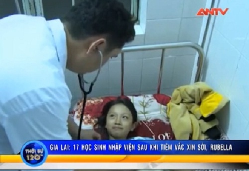 Video: 17 học sinh nhập viện cấp cứu sau khi tiêm vắc-xin