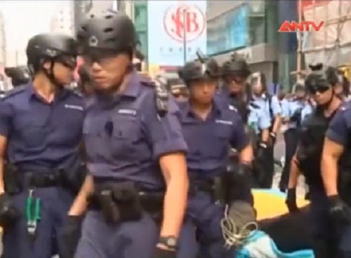 Video: Cảnh sát Hong Kong bắt lãnh đạo sinh viên biểu tình