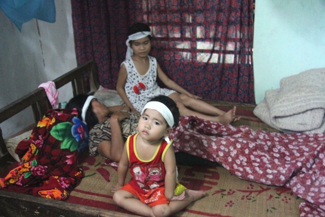 Tiếng khóc đớn đau của người phụ nữ mất chồng và con trai vì TNGT