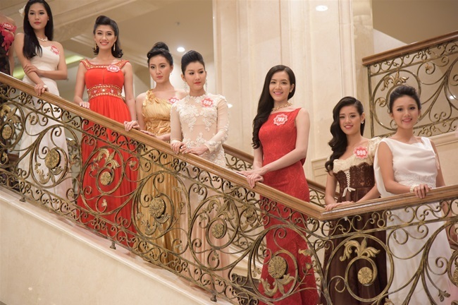 Hoa hậu Việt Nam 2014: 38 thí sinh diện váy dạ hội gợi cảm