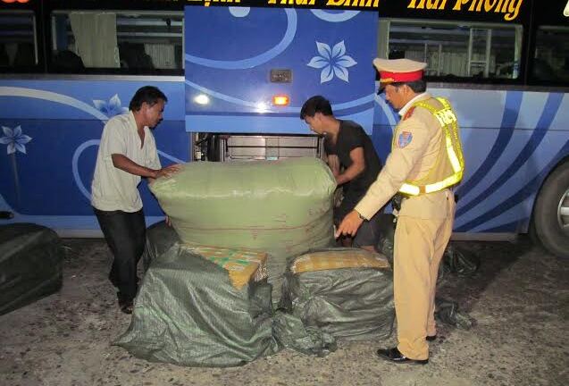 Bắt giữ xe ô tô khách chở hàng trăm kg hàng lậu