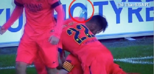 Video: Messi bị CĐV quá khích ném thẳng chai nước vào đầu