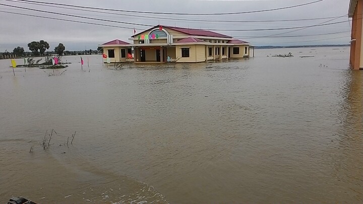 Huế: Giao thông tê liệt, đường “biến thành sông” vì mưa lũ