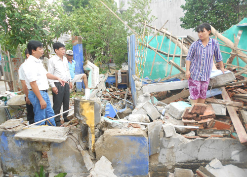 Xóm chài xơ xác sau bão dữ