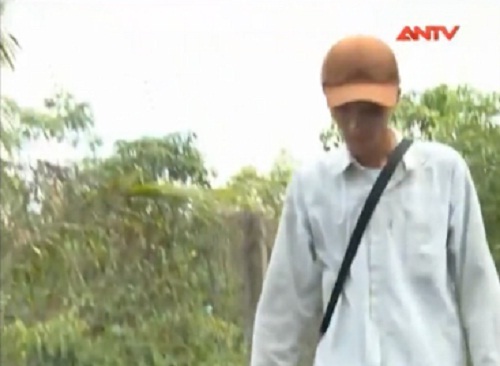 Video: Tấm lòng của người con khuyết tật bán vé số nuôi mẹ già