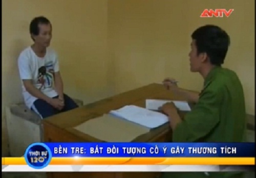 Video: Bắt gã làm công dùng kéo đâm vào cổ bà chủ