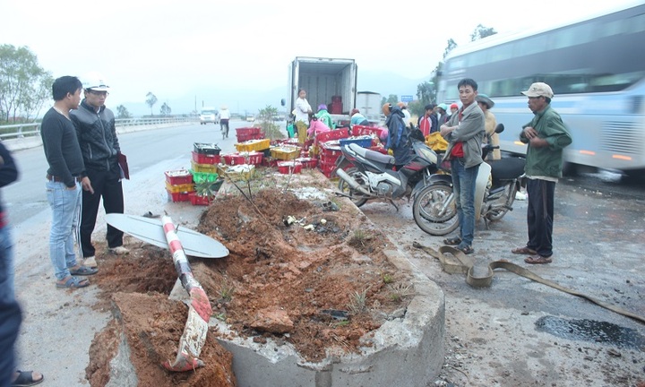 Xe đông lạnh gặp nạn, cá đổ tràn Quốc lộ 1A