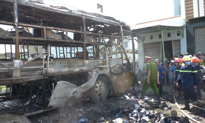 Xe khách giường nằm bốc cháy dữ dội trên Quốc lộ 1A