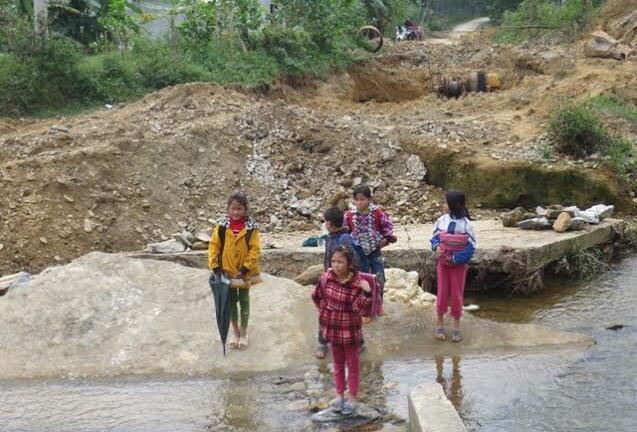 Hàng chục học sinh lội suối đến trường trong tiết trời giá rét