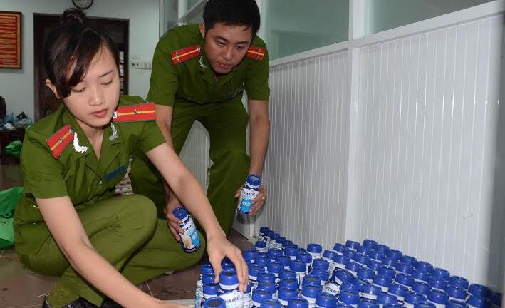 Bắt giữ xe ô tô vận chuyển hàng lậu từ Lào về Huế tiêu thụ