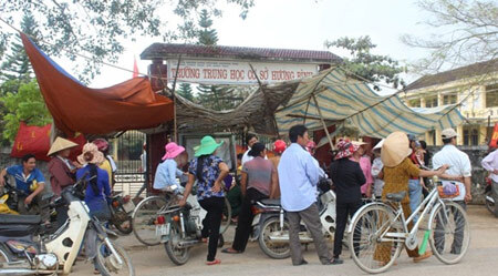 Bắt tạm giam 2 đối tượng cản trở 600 học sinh đi học