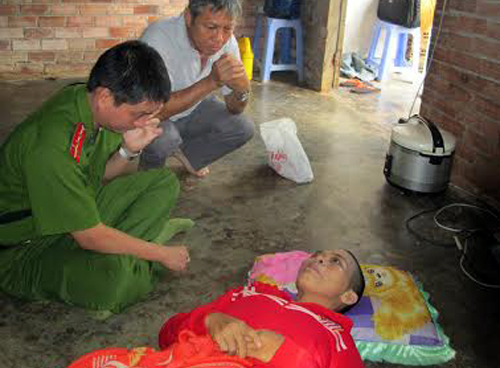 Mẹ của hai bé nghi bị tiêm thuốc độc đang nguy kịch
