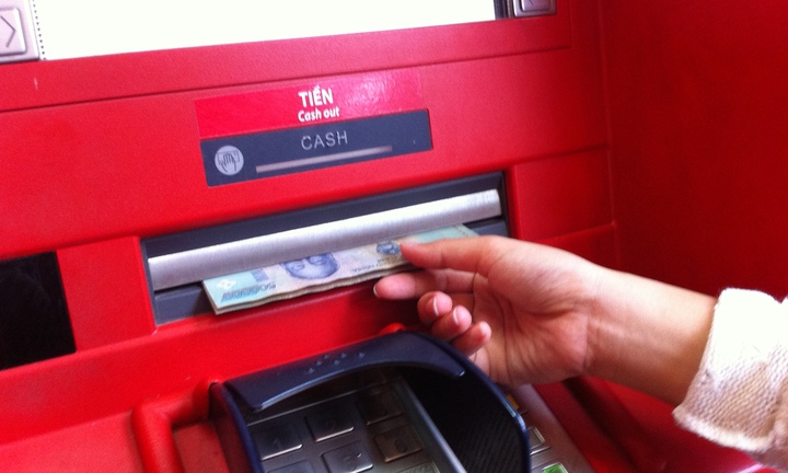Một thẻ ATM 'cõng' 8 loại phí