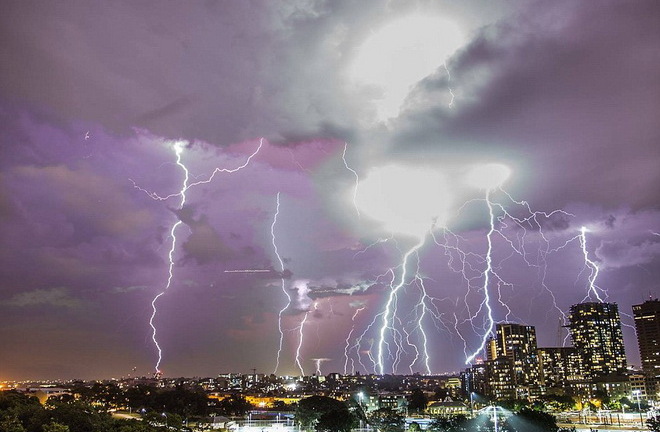 Hình ảnh đáng sợ về những tia sét trong cơn bão ở Sydney
