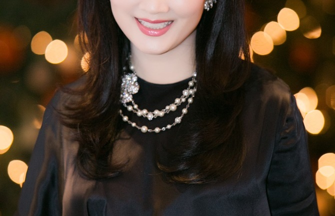 Hoa hậu Giáng My nổi bật với váy đen hàng hiệu