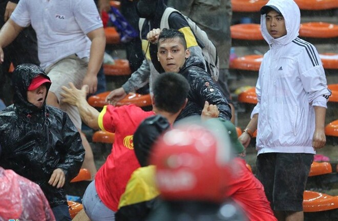 CĐV Malaysia tràn sang khán đài đánh CĐV Việt Nam