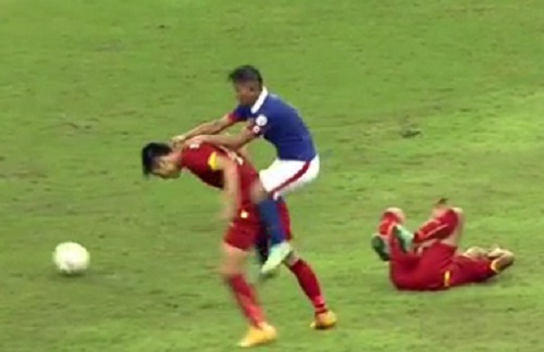 Video: Những pha bóng bạo lực của cầu thủ Malaysia với cầu thủ VN