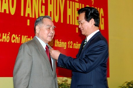 Trao Huy hiệu 55 tuổi Đảng cho nguyên Thủ tướng Phan Văn Khải