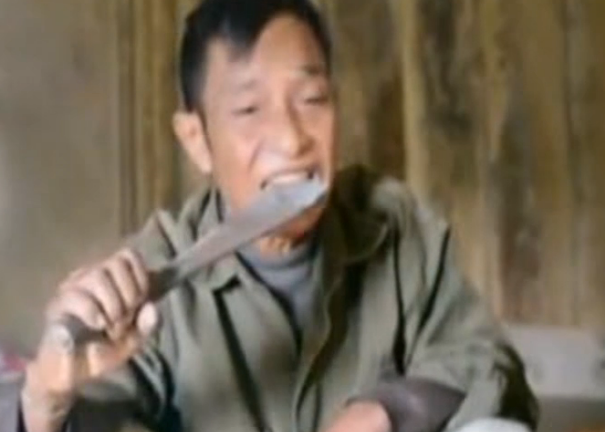 Ngậm lưỡi dao nung đỏ để chữa bệnh... đau bụng