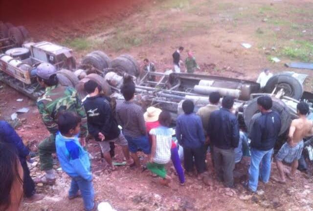 Lật xe chở nhãn, 2 người văng ra ngoài, 1 người mắc kẹt trong xe