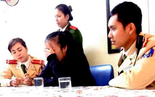 Nghẹt thở CSGT giải cứu nữ sinh thất tình nhảy cầu Chương Dương
