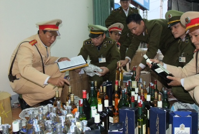 Bắt giữ xe tải vận chuyển gần 500 chai rượu ngoại lậu