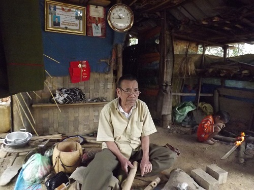 Người cựu binh tàn tật nuôi cháu thiểu năng
