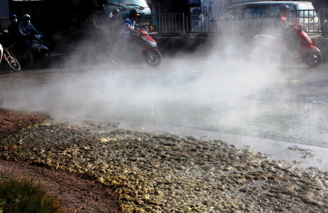 Hàng trăm lít hóa chất đổ xuống đường, tài xế phóng xe bỏ chạy