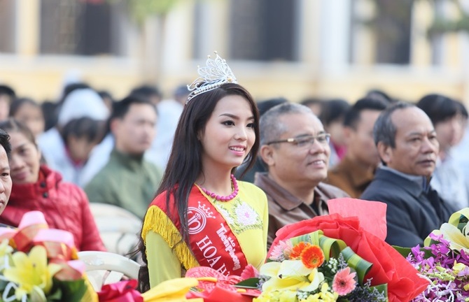 Hoa hậu Kỳ Duyên về thăm trường cũ ở Nam Định