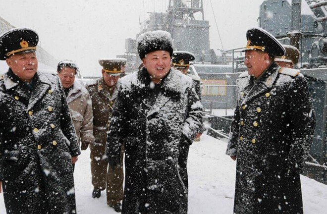Nhà lãnh đạo Kim Jong-un đội tuyết thị sát căn cứ tàu ngầm