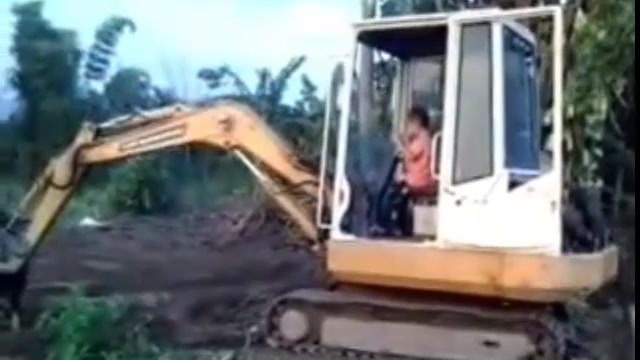 Video: Cậu bé 3 tuổi lái máy xúc siêu đẳng khiến mọi người choáng váng